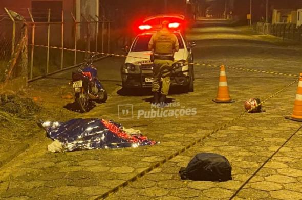 Em andamento: homem morre ao colidir moto contra poste no interior de Nova Veneza