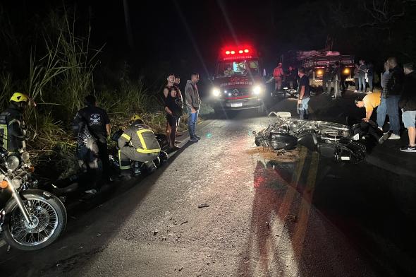 Acidente grave deixa quatro motociclistas feridos; vítimas estavam na região a turismo 