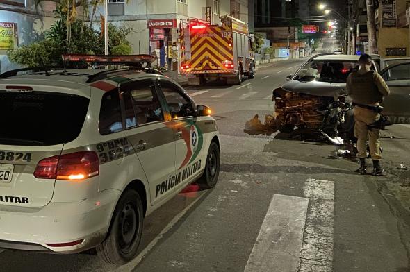 Em andamento: acidente deixa duas pessoas feridas no Centro de Criciúma