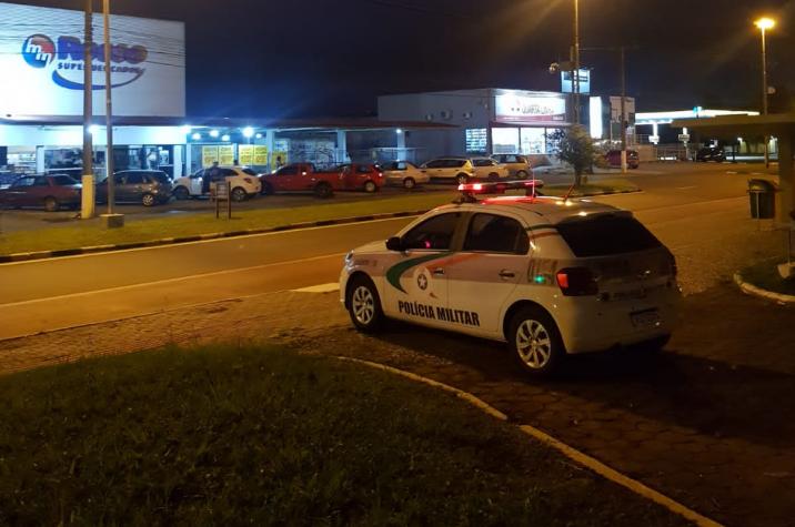 Bandidos rendem família e roubam carro durante churrasco em Criciúma 