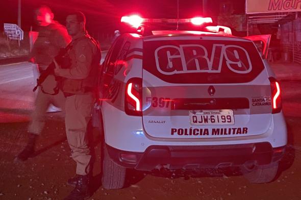 Bandidos invadem residência, rendem moradores e roubam eletrodomésticos em Criciúma
