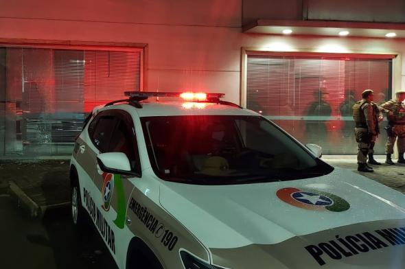 Bandidos invadem banco Santander em Criciúma 