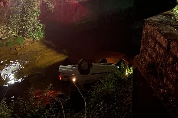 Veículo cai em rio e deixa motorista ferido no Rio Maina 