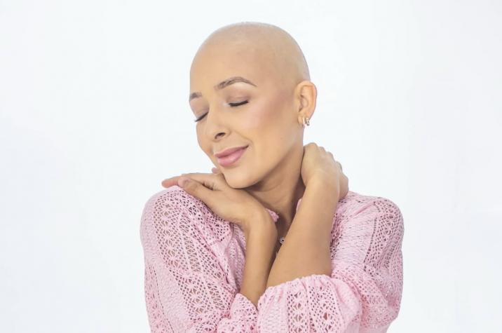 “Eu venci, glória a Deus”; mulher comemora cura de câncer raro com carreata em Criciúma