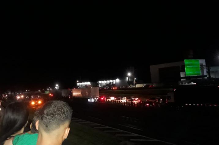Caminhoneiros bloqueiam a BR-101 em Içara 