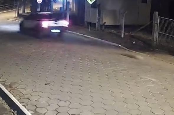 Vídeo mostra condutor de carro arrastando animal de estimação em Morro da Fumaça