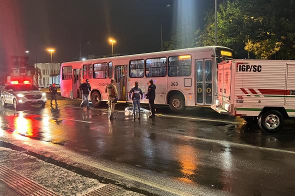 Homem morre atropelado por ônibus na Avenida Centenário no Pinheirinho 