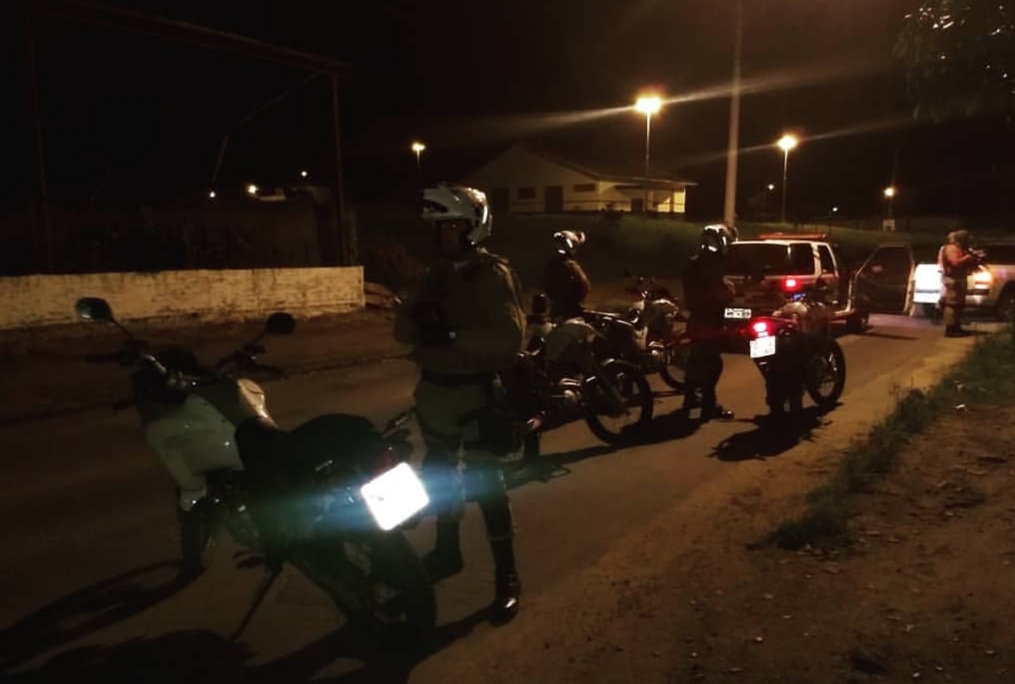 Assaltantes rendem vítima e roubam caminhonete em Criciúma 