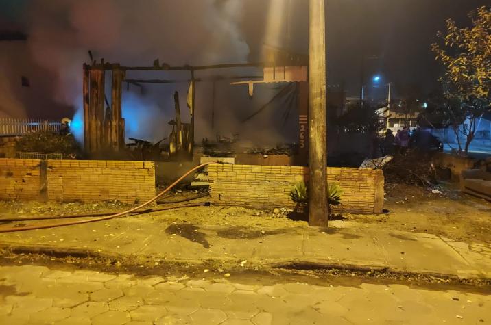Incêndio destrói residência no bairro Tereza Cristina em Içara  