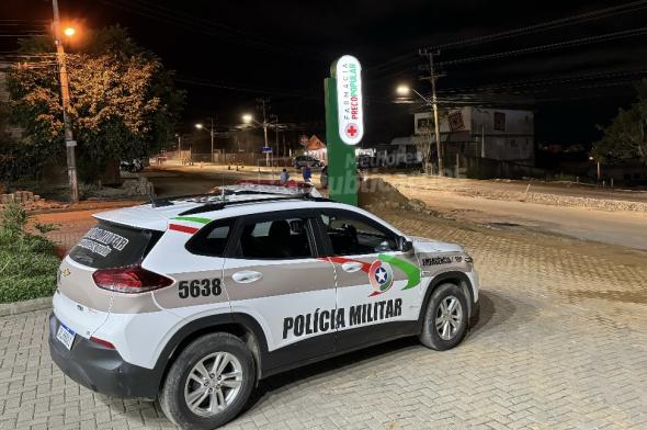 Assaltante armado invade farmácia e rouba dinheiro em Criciúma 