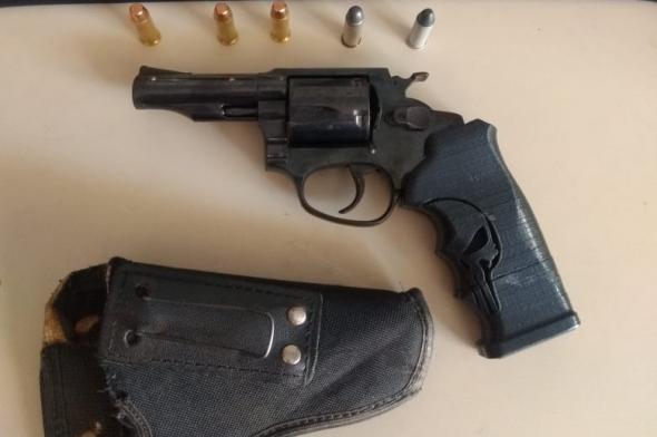 Tático prende homem com arma de fogo em Criciúma