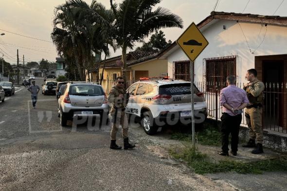 Mulher encontra companheiro morto dentro de casa em Criciúma