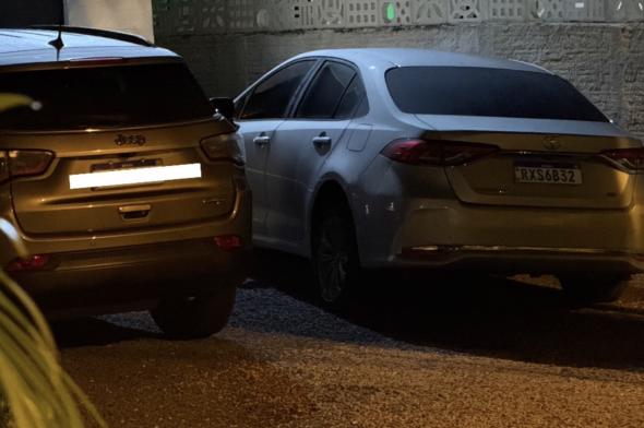 Veículo oficial da Câmara de Vereadores é flagrado pernoitando na residência de Neto Ugionni; situação pode configurar improbidade administrativa