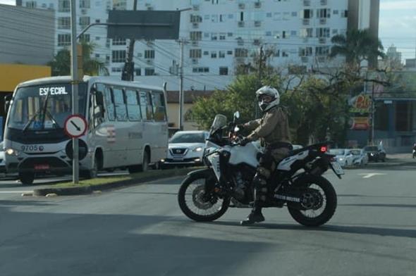 Bandidos armados invadem maior loja de celulares em Criciúma