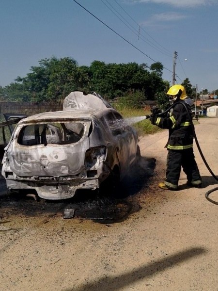 Veículo é incendiado em Criciúma