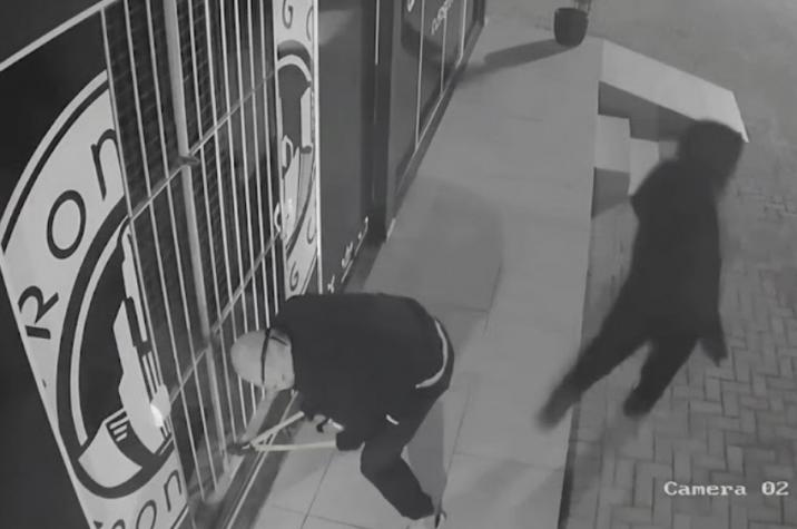 Trio arromba loja e causa prejuízo de R$ 5 mil em Criciúma