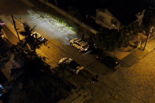 Bandidos rendem família e roubam caminhonete no bairro São Defende