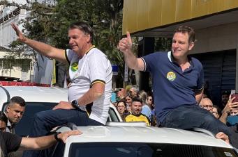 Bolsonaro reúne apoiadores durante caminhada pelo Centro de Criciúma 