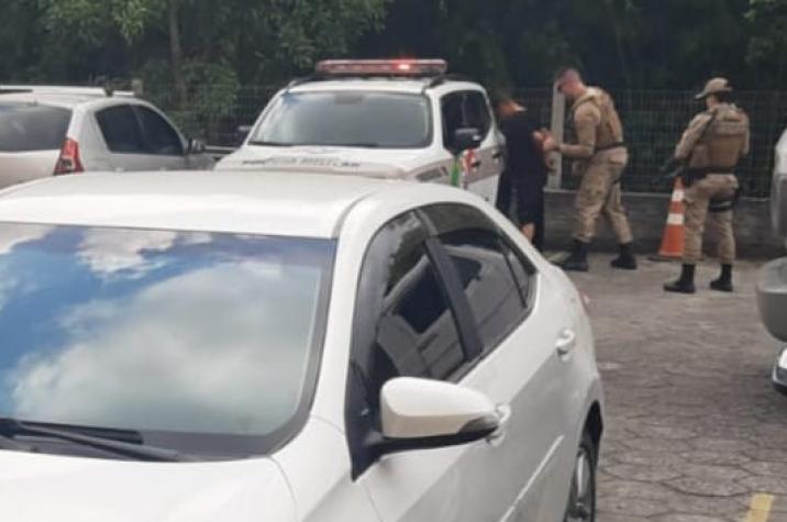 Em andamento: PM recupera veículo roubado e prende criminoso em Criciúma