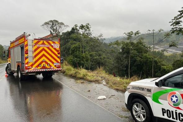 Motorista morre em grave acidente após cair de ribanceira em Criciúma