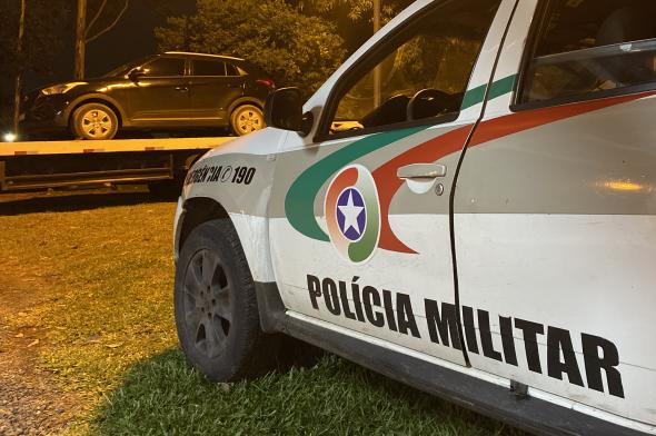 Bandidos armados sequestram mulher, roubam joalheria e fogem em Criciúma
