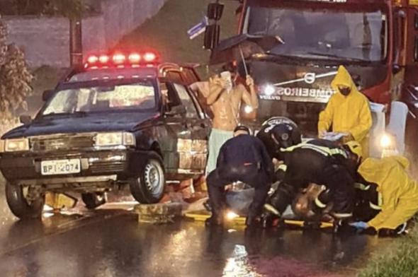 Homem é atropelado no bairro Santo Antônio em Criciúma; a vítima está sendo retirada das ferragens neste momento 