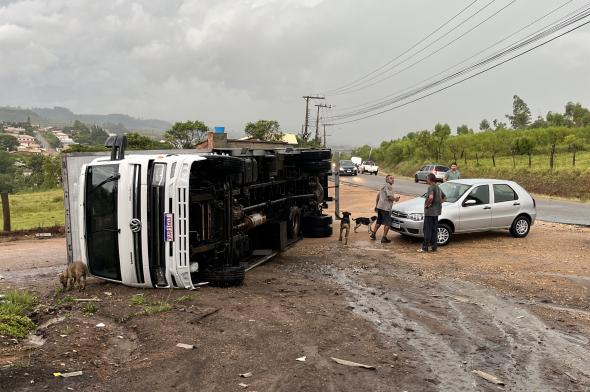 Caminhão baú tomba com a força do vento em Sangão