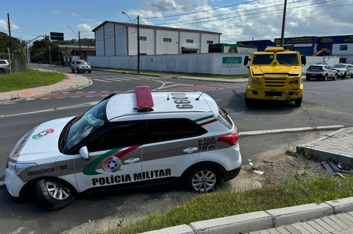 Acidente entre viatura policial e carro forte é registrado em Criciúma 