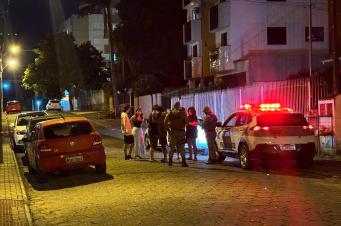 Bandidos armados rendem vítimas e roubam veículo em Criciúma 