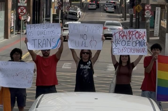 Estudantes protestam e defendem que menina trans use banheiro feminino em Tubarão 