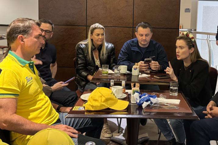 Ao lado de Júlia Zanatta e Guilherme Colombo, Flávio Bolsonaro cumpre agenda em Joinville