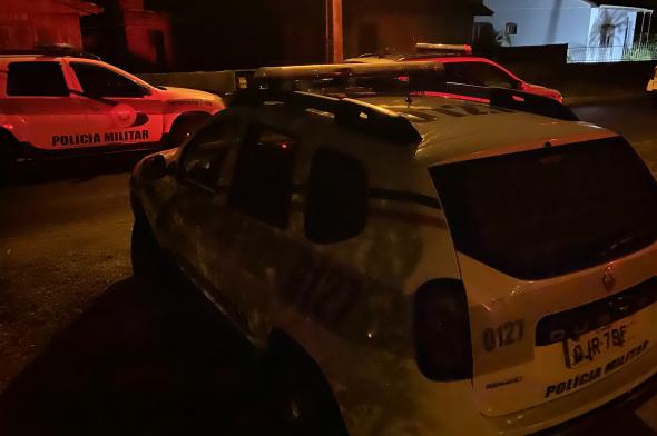 Em andamento: bandidos armados invadem residência, amarram vítimas e roubam veículo em Criciúma