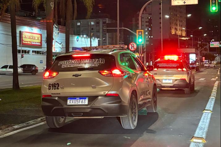 Bandidos armados rendem mulher e roubam caminhonete em Criciúma 