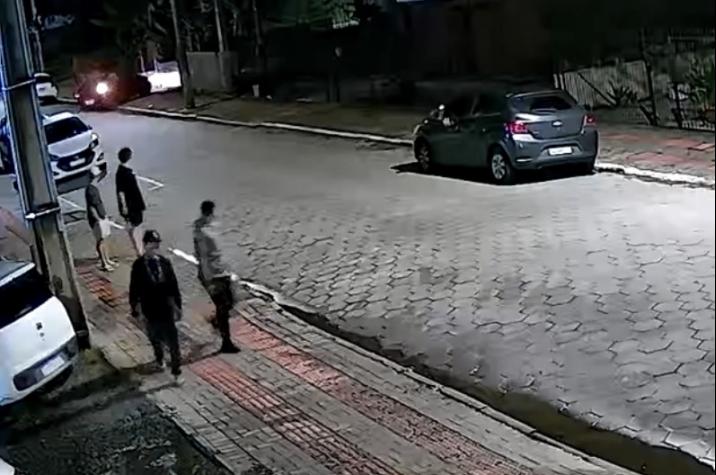 Homem é rendido com mata-leão e tem carro roubado por cinco criminosos em Criciúma