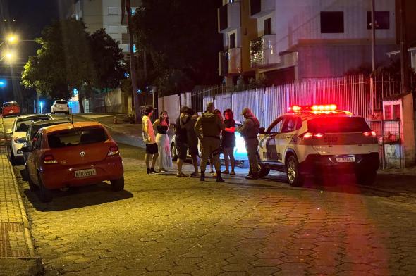 Bandidos armados rendem vítimas e roubam veículo em Criciúma 