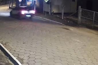 Vídeo mostra condutor de carro arrastando animal de estimação em Morro da Fumaça