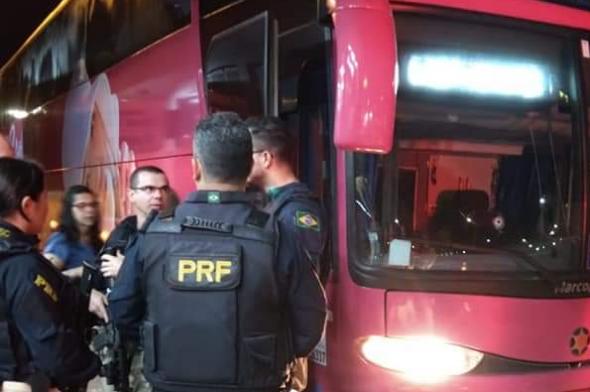 Bandidos fortemente armados assaltam ônibus de Criciúma que viajava para SP 
