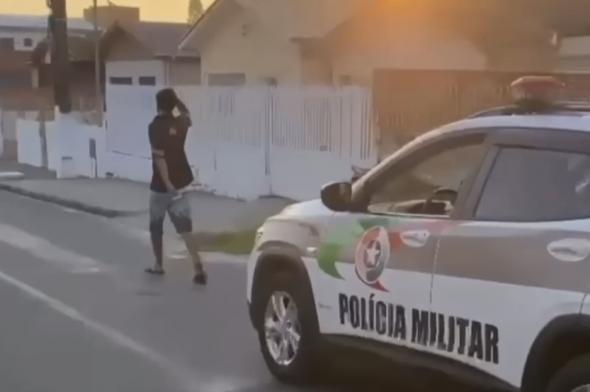 Vídeo mostra ladrão sendo acompanhado por policiais em Criciúma