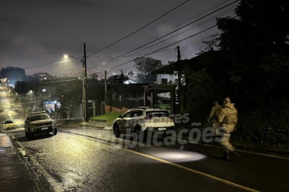 Bandido armado invade residência, tranca vítimas em cômodo e rouba eletrônicos em Criciúma