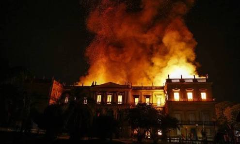Incêndio de grandes proporções destrói o Museu Nacional, no Rio de Janeiro 