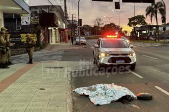 Mulher morre atropelada na Avenida Centenário em Criciúma