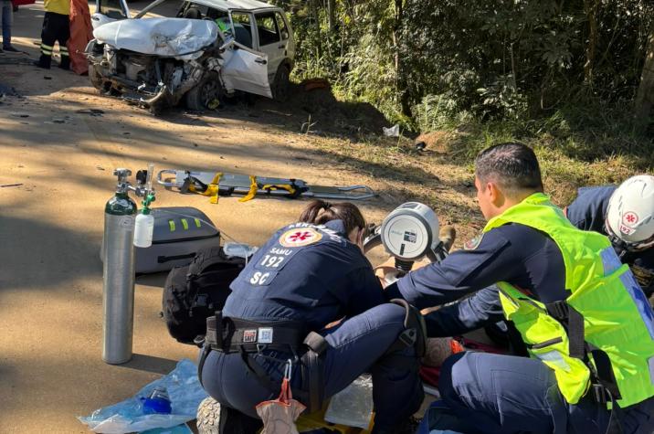 Colisão frontal entre veículos mata motorista e deixa passageira ferida em Cocal do Sul