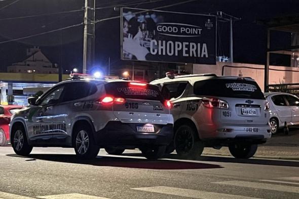 Assaltante armado rende vítimas e rouba veículo em porta de pub em Criciúma 