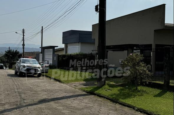 Bandidos armados invadem residência no Pinheirinho, rendem vítimas e fogem levando veículo