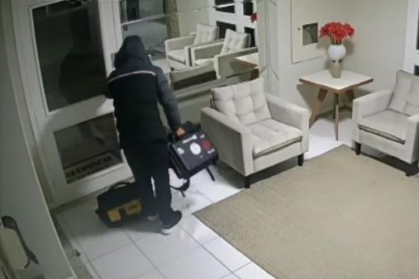 Bandido invade apartamento e furta diversos itens enquanto vítimas dormiam