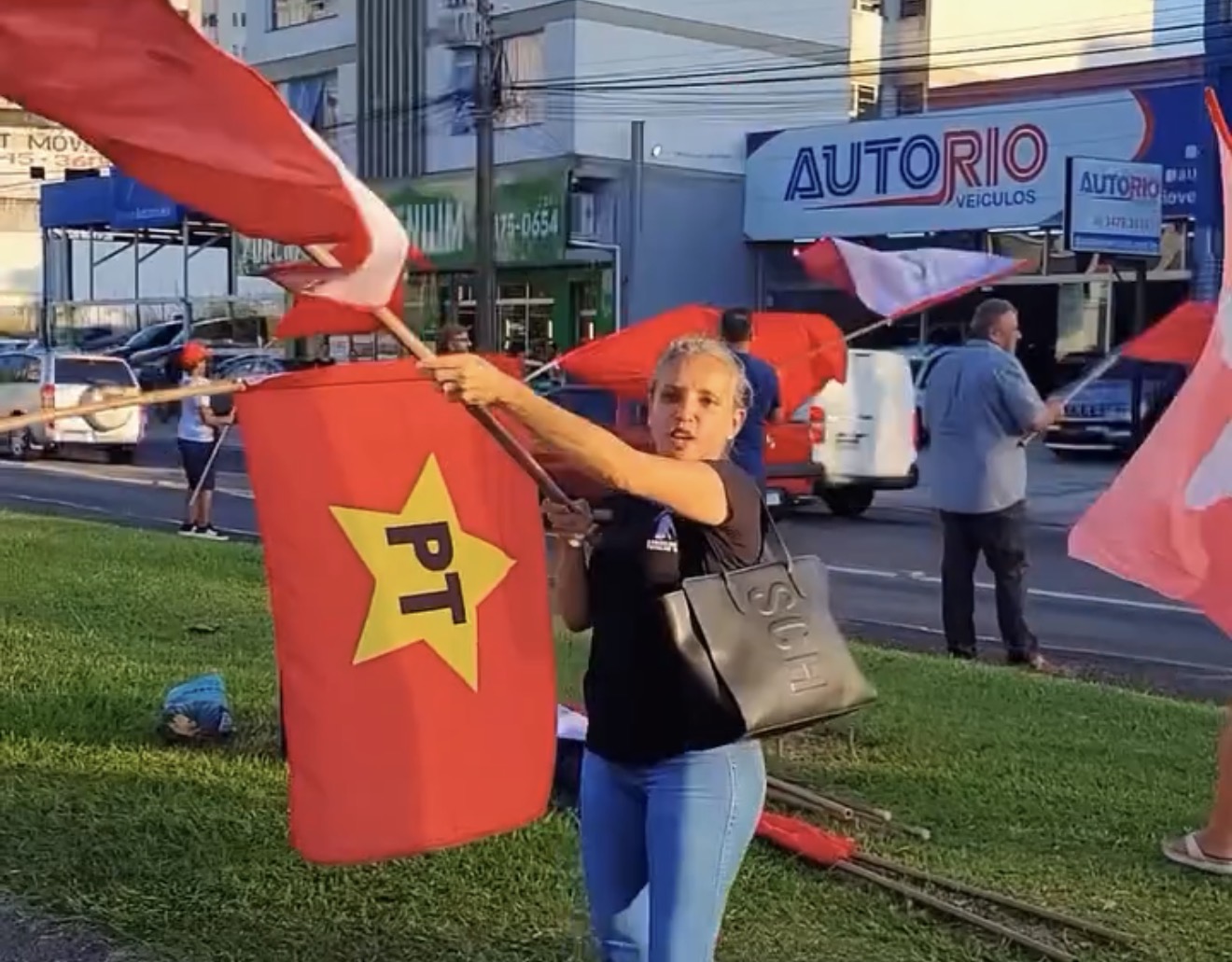 Uniformizada, conselheira tutelar de Criciúma participa de manifestação do PT