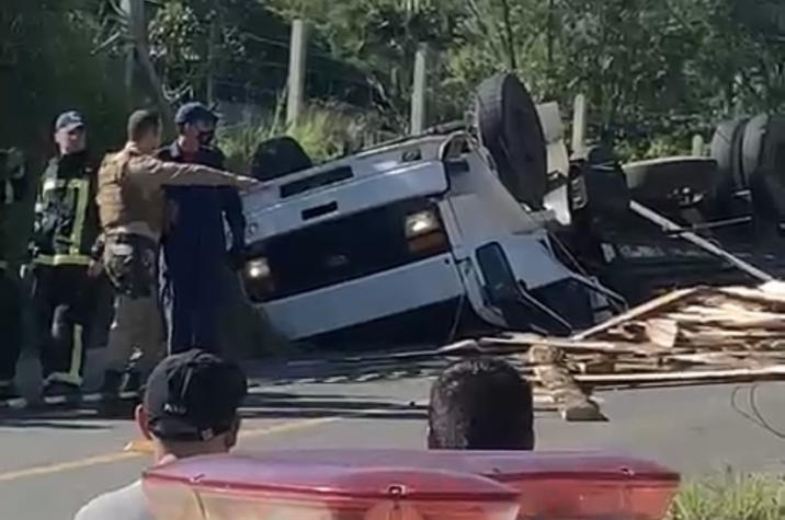 Motorista morre após tombar caminhão em Criciúma 
