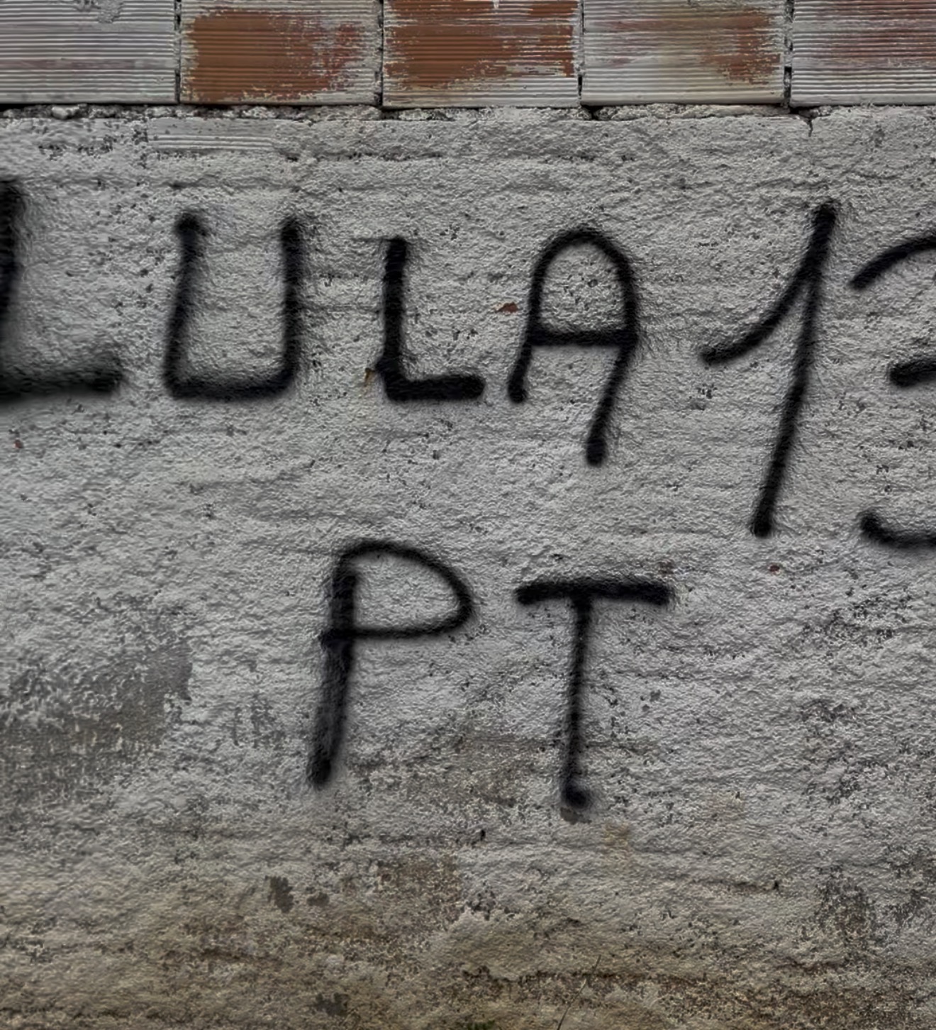 Facção criminosa intensifica ameaças e amplia pichações em apoio a Lula em Criciúma