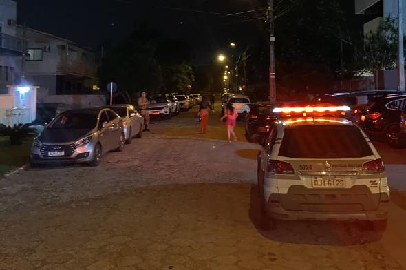 Veículos estacionados em local proibido prejudicam o trabalho da PM em Criciúma   