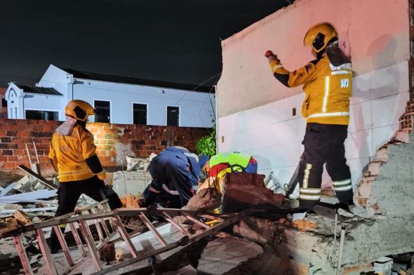 Homem fica gravemente ferido após parede desabar durante demolição de residência em Criciúma